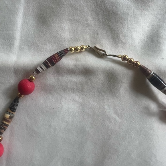 Pink and black beaded necklace - Picture 4 of 7